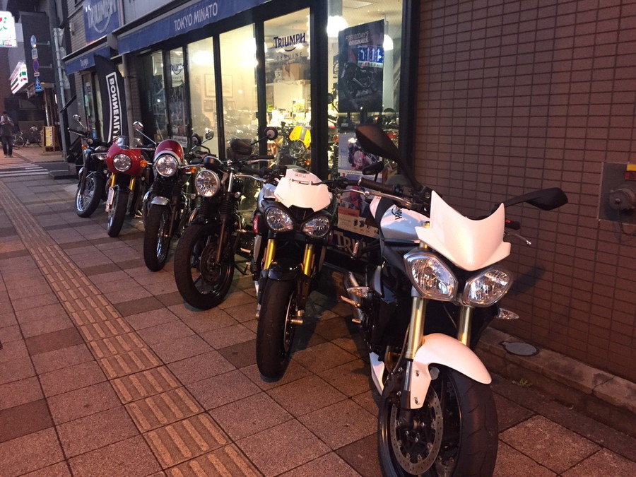 様々なバイクが並んでいる店頭