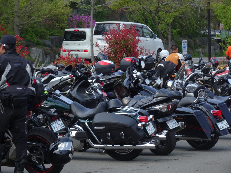 色々なバイクが停まっている光景