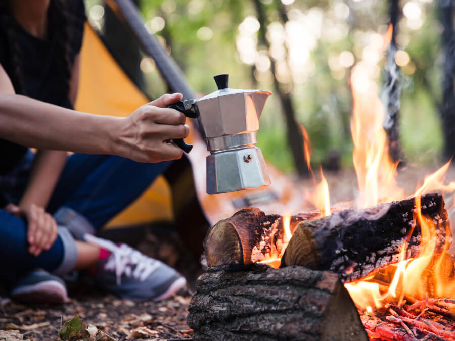 キャンプを楽しむ人