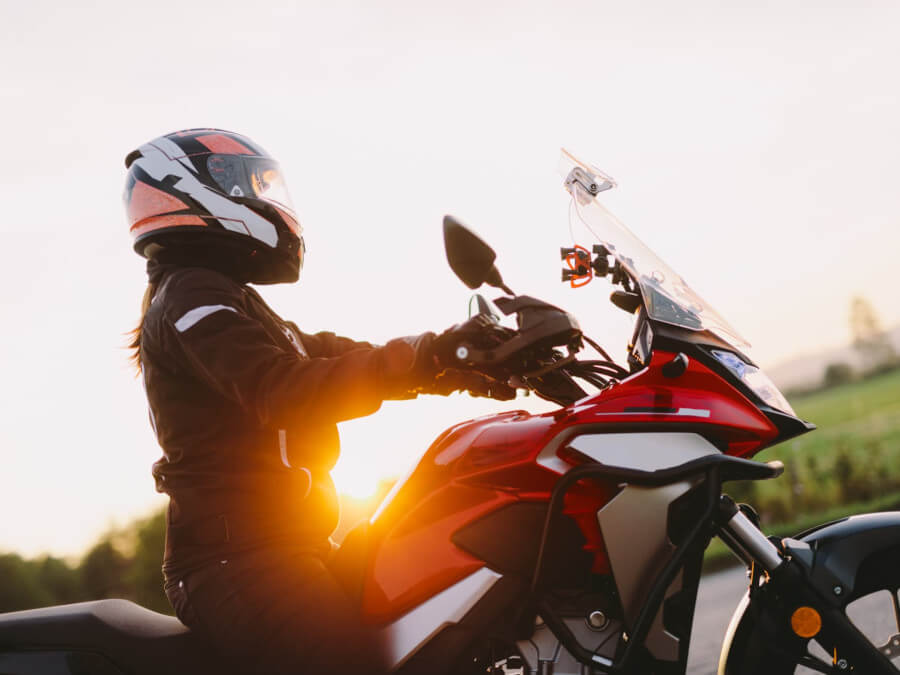 赤いバイクに乗る人