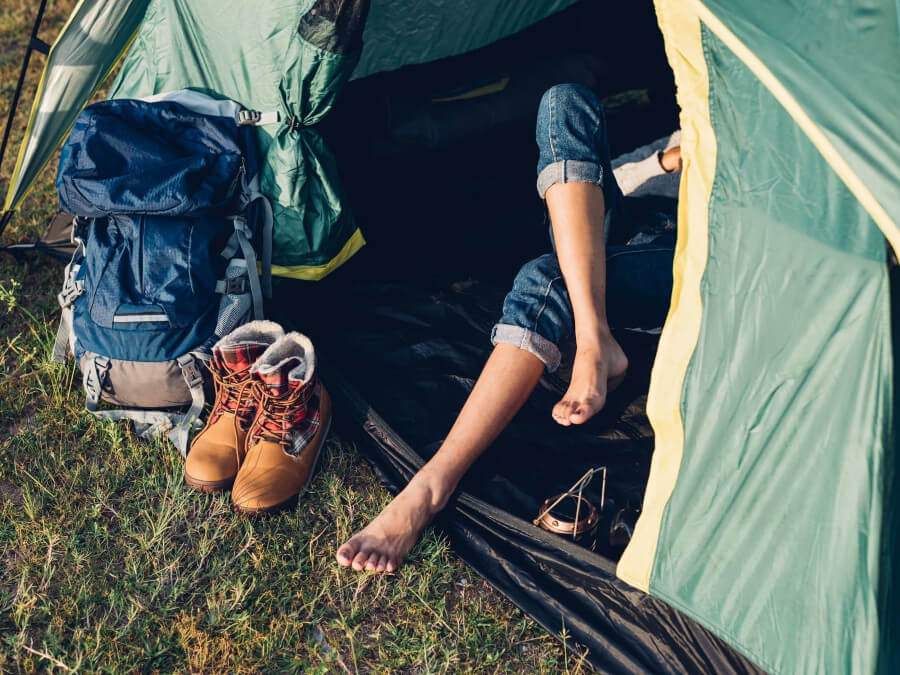 ソロキャンプを楽しむ人